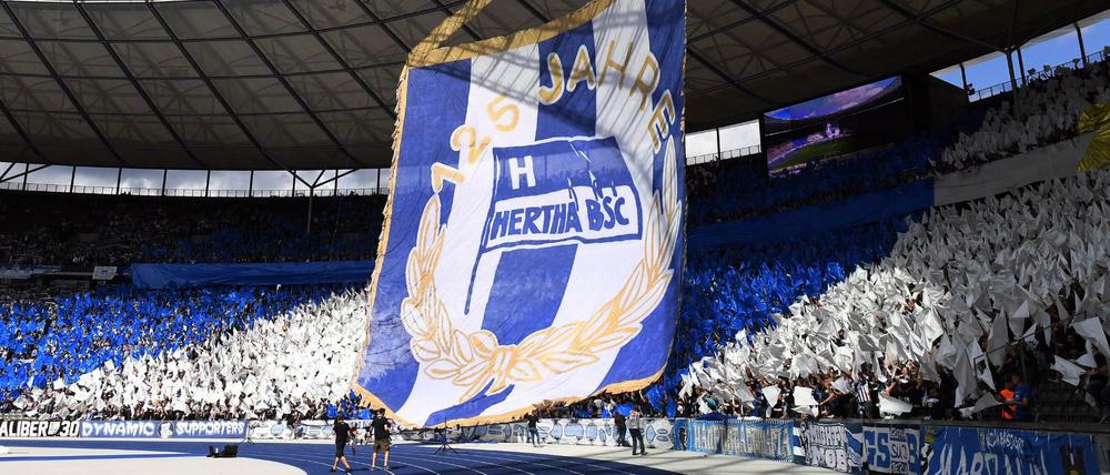 Riesiger Hertha-Wimpel in der Fankurve im Berliner Olympiastadion.