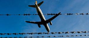 Ein Flugzeug fliegt am Flughafen in Hannover hinter Stacheldraht (Symbolbild). 