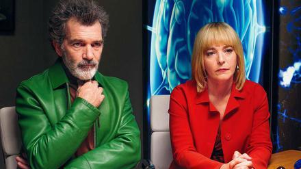 Triste Koalition. Antonio Banderas in Grün, Cecilia Roth in Rot. 