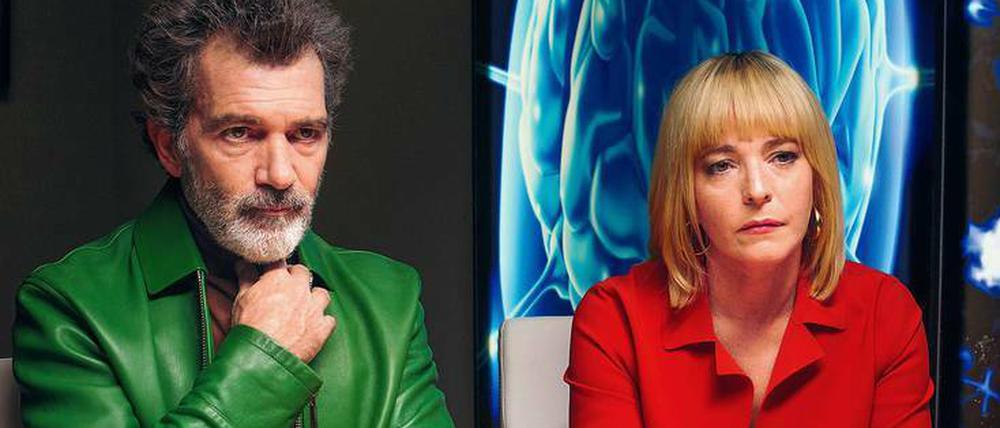 Triste Koalition. Antonio Banderas in Grün, Cecilia Roth in Rot. 