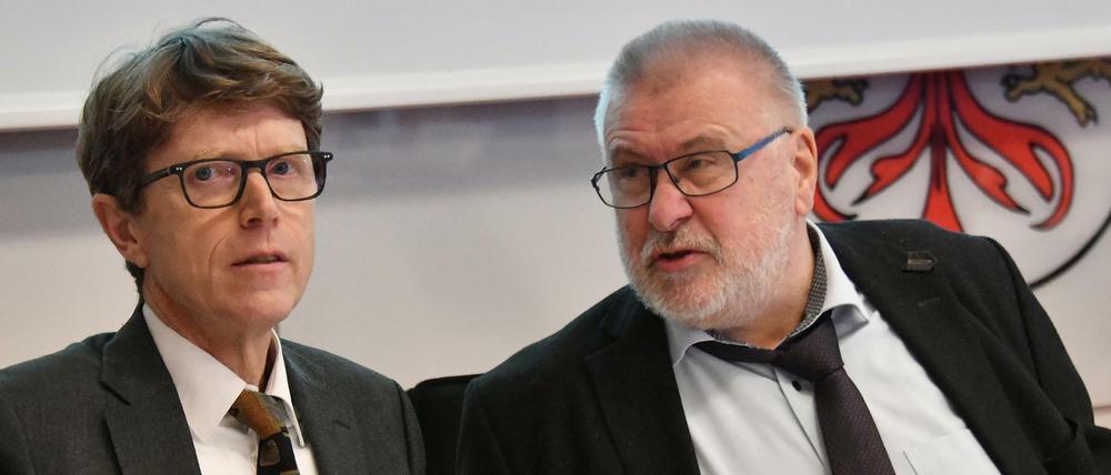 Rainer Bretschneider (r), Aufsichtsratschef der Flughafen-Gesellschaft, und Engelbert Lütke Daldrup, Berliner Flughafenchef.