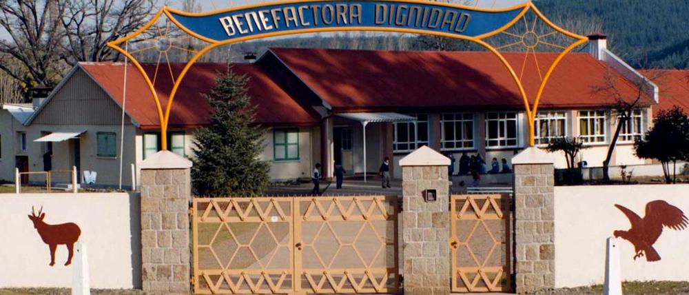 Die Aufnahme aus den 1980er Jahren zeigt den Eingang zur "Colonia Dignidad".