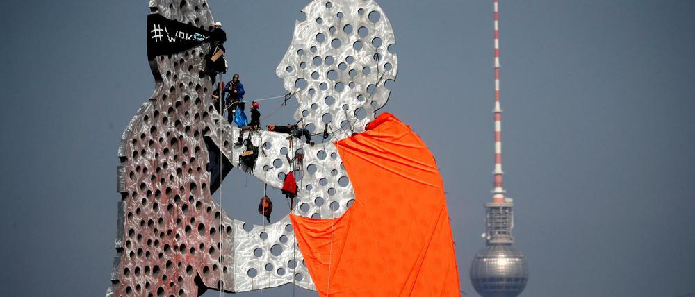 Aktivisten kleideten eine Figur der Skluptur "Molecule Man" ein. 