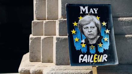 Hat nur noch Gegner. Theresa May, Regierungschefin, hier auf einem Protestplakat.