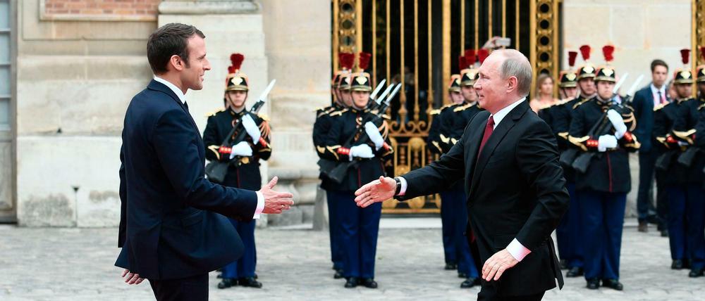 Emmanuel Macron begrüßt Wladimir Putin (Archivbild von 2017)