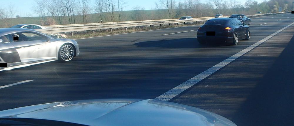 Das Foto der Polizei zeigt einen Hochzeitskorso auf der Autobhan A3.
