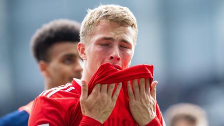 Tränen für Liga Zwei. Hamburgs Jann-Fiete Arp schafft mit Hamburg nicht den direkten Wiederaufstieg.