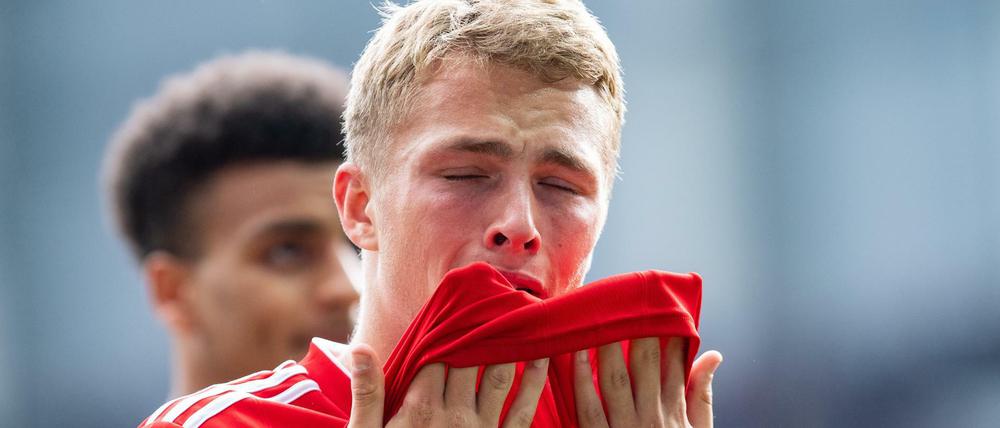 Tränen für Liga Zwei. Hamburgs Jann-Fiete Arp schafft mit Hamburg nicht den direkten Wiederaufstieg.