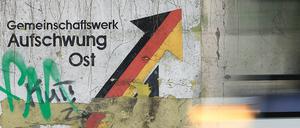 "Gemeinschaftswerk Aufschwung Ost" steht an einer Mauer in Magdeburg.