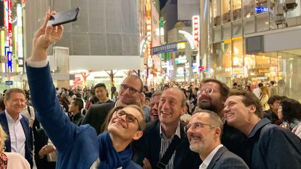 Ein Selfie mit den Mitgereisten: Michael Müller macht ein Foto mit seinen Begleitern. 