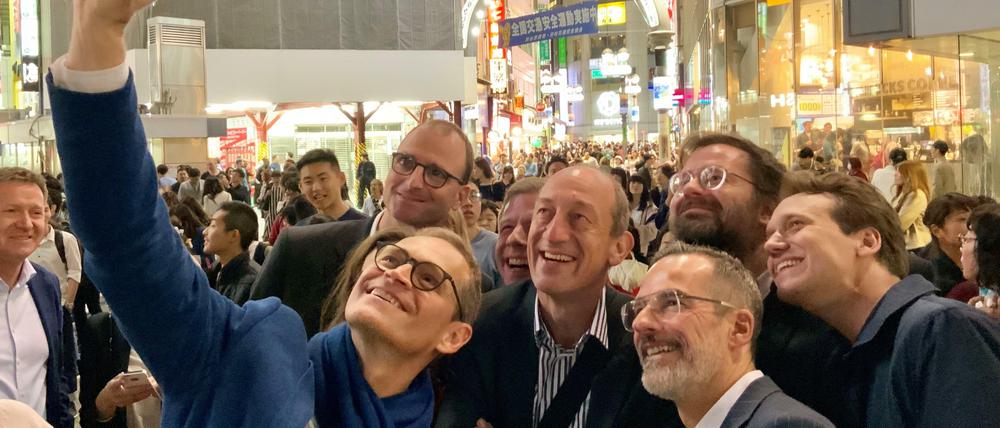 Ein Selfie mit den Mitgereisten: Michael Müller macht ein Foto mit seinen Begleitern.