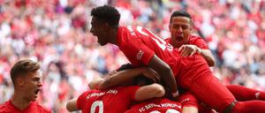 Jubeeeeeeeel. Die Spieler des FC Bayern München feiern das erste Tor gegen Frankfurt – und später die Meisterschaft.