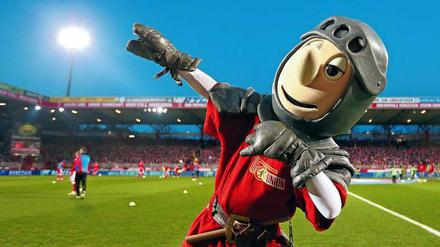 Glücksbringer. Ritter Keule, das Maskottchen des 1. FC Union Berlin, ist bei jedem Spiel im Stadion An der Alten Försterei dabei. 