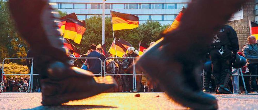 Eine Demo von „Pro Chemnitz“ 2018. Die Ausdrucksformen solcher rechtspopulistischer Bewegungen lassen sich an Weimar gut studieren.
