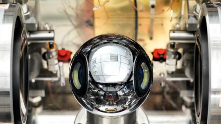 Mit Kugeln aus Silizium-Kristall kann die Avogadro-Kontante exakt bestimmt werden, auf deren Grundlage das Kilogramm künftig bemessen wird. In dieser Apparatur wird die Einheit "weitergegeben", etwa um Waagen zu eichen.
