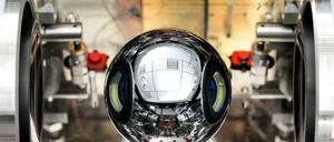 Mit Kugeln aus Silizium-Kristall kann die Avogadro-Kontante exakt bestimmt werden, auf deren Grundlage das Kilogramm künftig bemessen wird. In dieser Apparatur wird die Einheit "weitergegeben", etwa um Waagen zu eichen.