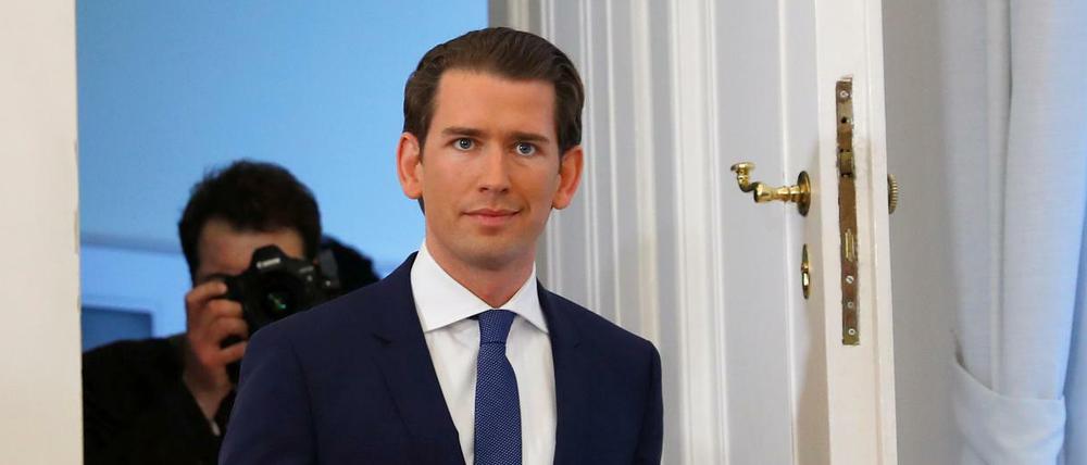 Schwerer Gang: Sebastian Kurz kommt zur Pressekonferenz.