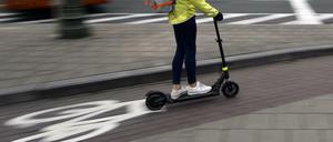 E-Roller sollen erst ab 14 Jahren gefahren werden dürfen.