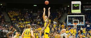 Anwurf zu den Play-offs. Im ersten Spiel sprangen Albas Spieler meist höher als die schwarz gekleideten Gäste aus Ulm.