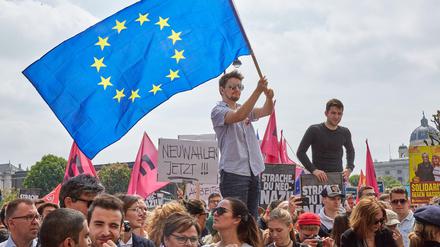 Wien auf den Barrikaden: Demonstranten treten am Samstag für Neuwahlen und Europa ein.