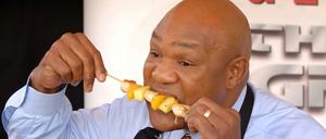 Ran an den Spieß. Der ehemalige Profiboxer George Foreman verdiente mit einem fett-reduzierenden Grill ein Vermögen.
