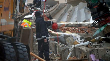 Ein Spurensicherer der Kriminalpolizei steht in den Trümmern eines explodierten Wohnhauses.