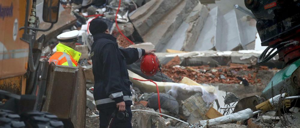 Ein Spurensicherer der Kriminalpolizei steht in den Trümmern eines explodierten Wohnhauses.