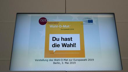 "Du hast die Wahl" steht auf einer Informationstafel bei der Vorstellung des Wahl-O-Maten für die Europawahl.
