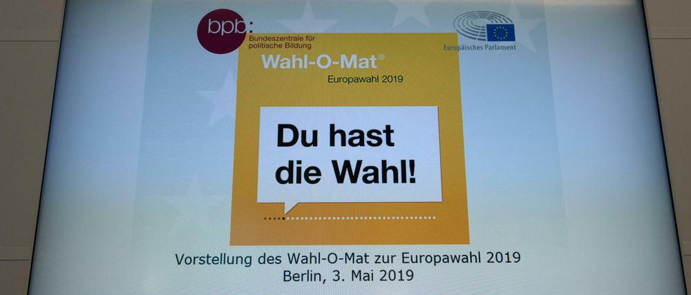 "Du hast die Wahl" steht auf einer Informationstafel bei der Vorstellung des Wahl-O-Maten für die Europawahl.