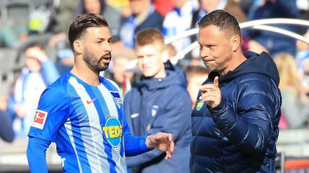 Bald sind sie getrennt. Marvin Plattenhardt (l.) im Austausch mit Trainer Pal Dardai.