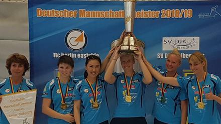 Er ist wieder da. Die Spielerinnen des TTC Eastside haben den Titel zurückerobert.