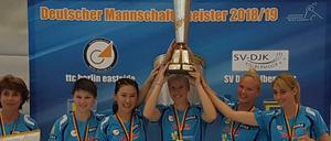 Er ist wieder da. Die Spielerinnen des TTC Eastside haben den Titel zurückerobert.