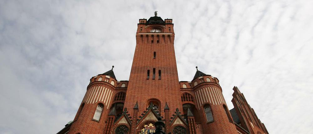 Das Tor des Rathauses steht Anwärtern offen. Trotzdem herrscht in vielen Bezirken Personalmangel.