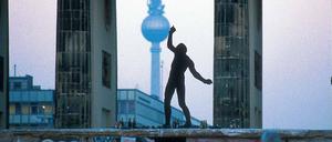 Tanz auf der Mauer. Die Grenze war 1989 kaum geöffnet, und sofort wurde das Beton-Ungetüm zur künstlerischen Spielstätte.
