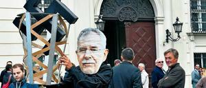 Zeichen der Zeit. Ein als Bundespräsident Van Der Bellen maskierter Demonstrant vor dem Wiener Kanzleramt. 