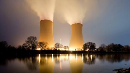 Wasserdampf steigt aus den Kühltürmen vom Kernkraftwerk Grohnde auf. 