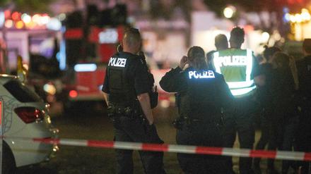 Großeinsatz. Zahlreiche Beamte sicherten den Tatort an der Schinkestraße.