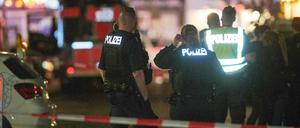 Großeinsatz. Zahlreiche Beamte sicherten den Tatort an der Schinkestraße.