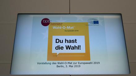 Eine Informationstafel bei der Vorstellung des Wahl-O-Maten für die Europawahl. 