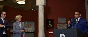 DHM-Direktor Rapahel Gross, Kulturstaatsministerin Monika Grütters und Botschafter Andreas Guibeb (rechts) verkünden die Rückgabe der Kreuzsäule.