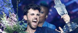 Der Favorit gewinnt. Duncan Laurence mit der ESC-Trophäe.