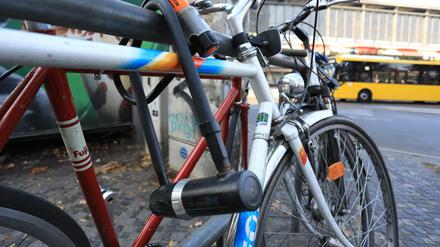 Auch Fahrräder, die mit Schlössern gesichert sind, werden in Berlin häufig gestohlen.