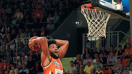 Auf dem Weg nach oben. Der US-Amerikaner Dwayne Evans ist in Ulm eine der Hauptattraktionen.