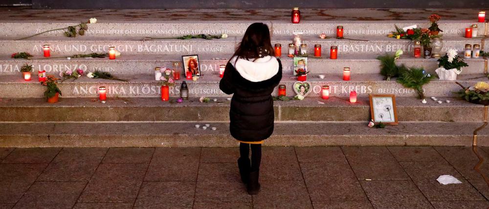 Ein Mädchen steht am Gedenkplatz für die Opfer des Attentats auf den Breitscheidplatz.