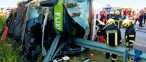 Der Bus kam rechts von der Fahrbahn ab, fuhr gegen die Leitplanke und überschlug sich.