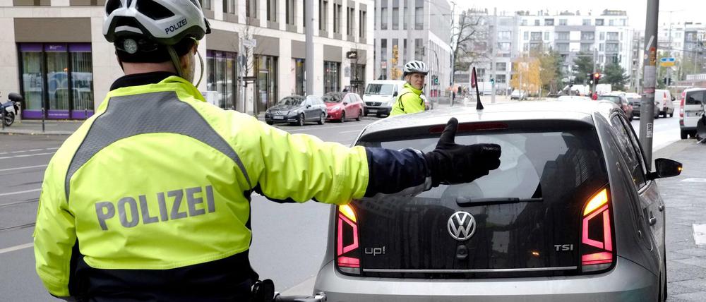 Zwei Polizisten der Fahrradstaffel suchen in Berlin-Mitte nach Falschparkern
