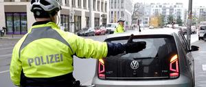 Zwei Polizisten der Fahrradstaffel suchen in Berlin-Mitte nach Falschparkern