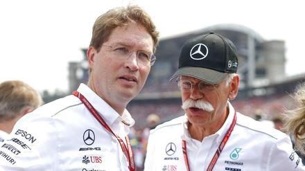 Ola Källenius und Dieter Zetsche bei einem Autorennen in Hockenheim.
