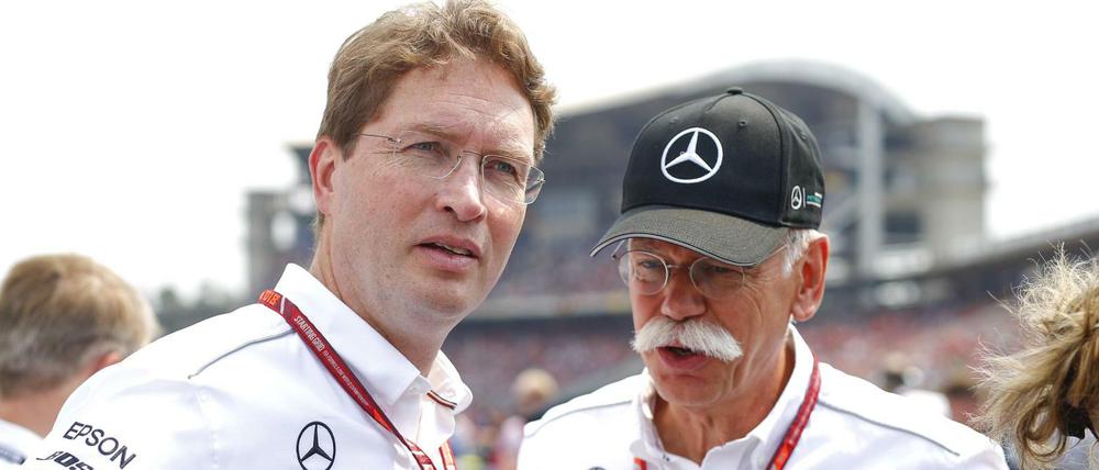 Ola Källenius und Dieter Zetsche bei einem Autorennen in Hockenheim.