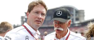 Ola Källenius und Dieter Zetsche bei einem Autorennen in Hockenheim.